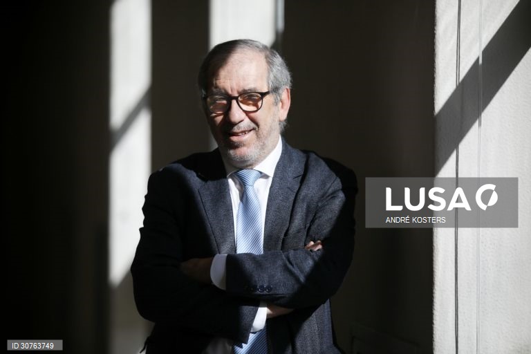 O presidente do Instituto Nacional de Saúde Doutor Ricardo Jorge (INSA), Fernando Almeida, posa para a fotografia durante uma entrevista à agência Lusa, em Lisboa, 24 de fevereiro de 2021. Mergulhados em dados, gráficos e relatórios, os investigadores do Instituto Nacional de Saúde Doutor Ricardo Jorge (INSA) que estudam a pandemia em Portugal saltaram para a linha da frente no combate à covid-19, desenhando cenários com o poder de influenciar decisões que afetam os 10 milhões de portugueses....
