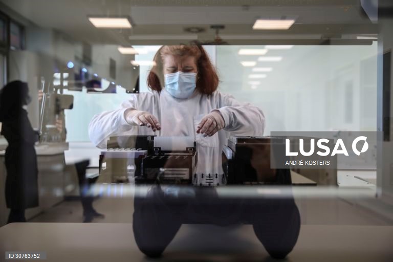 Mergulhados em dados, gráficos e relatórios, os investigadores do Instituto Nacional de Saúde Doutor Ricardo Jorge, INSA, que estudam a pandemia em Portugal saltaram para a linha da frente no combate à covid-19, desenhando cenários com o poder de influenciar decisões que afetam os 10 milhões de portugueses, em Lisboa, 24 fevereiro 2021. (ACOMPANHA TEXTO DA LUSA DO DIA 27 FEVEREIRO 2021). ANDRÉ KOSTERS/LUSA