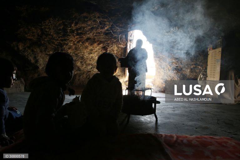 Palestinianos vivem em cavernas na aldeia de Yatta