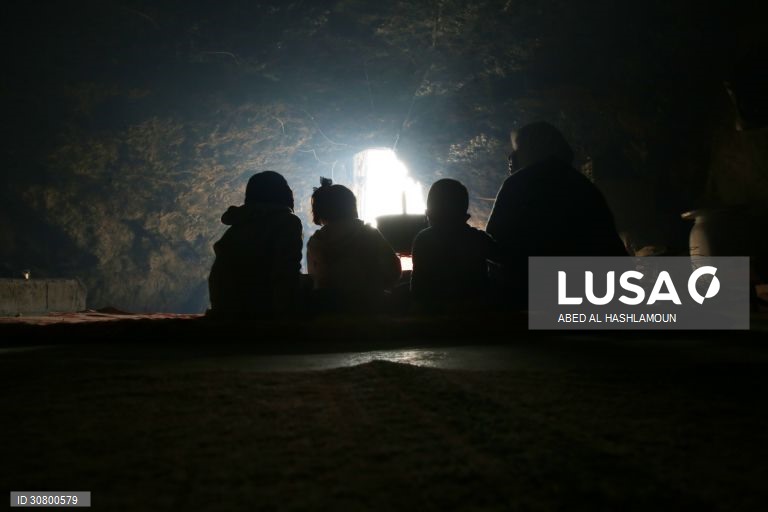 Palestinianos vivem em cavernas na aldeia de Yatta