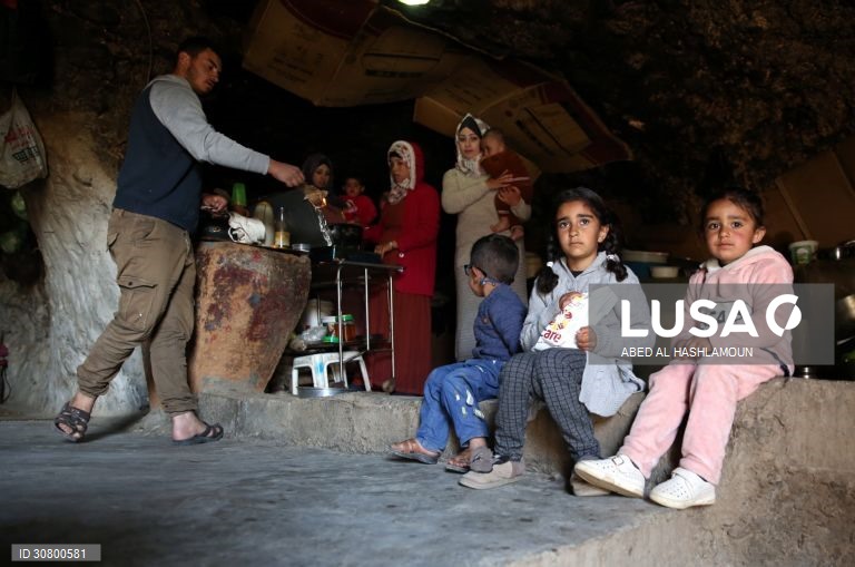 Palestinianos vivem em cavernas na aldeia de Yatta