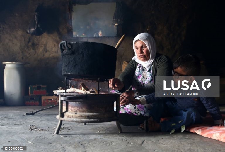 Palestinianos vivem em cavernas na aldeia de Yatta