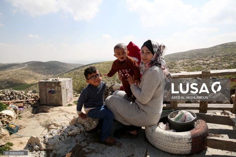 Palestinianos vivem em cavernas na aldeia de Yatta