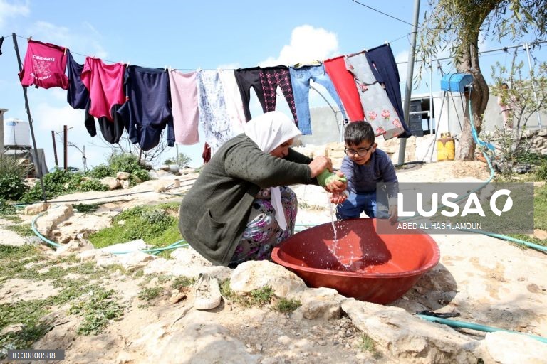 Palestinianos vivem em cavernas na aldeia de Yatta