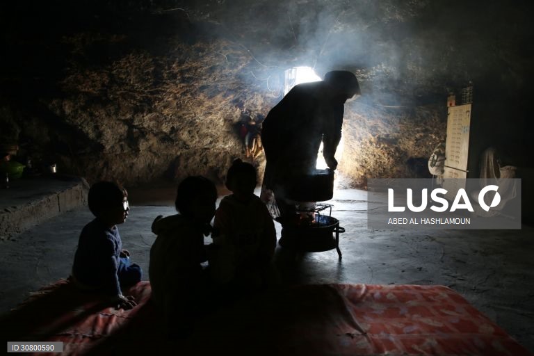 Palestinianos vivem em cavernas na aldeia de Yatta
