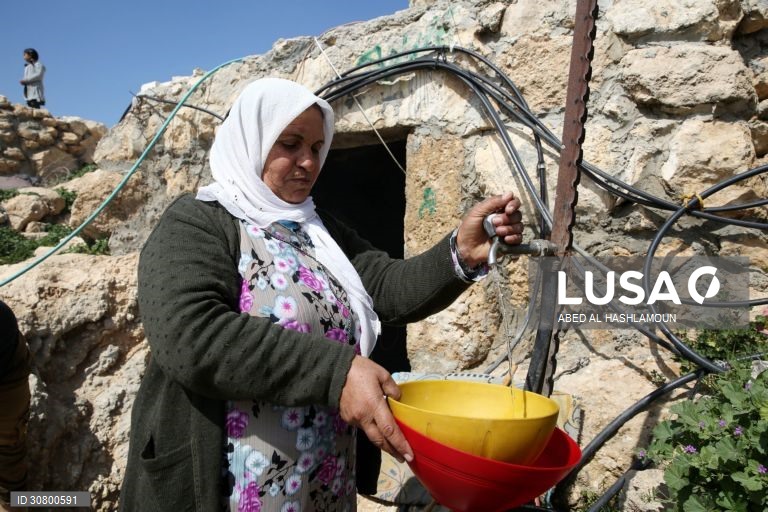 Palestinianos vivem em cavernas na aldeia de Yatta