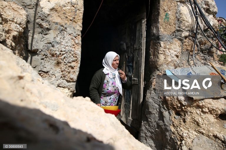 Palestinianos vivem em cavernas na aldeia de Yatta