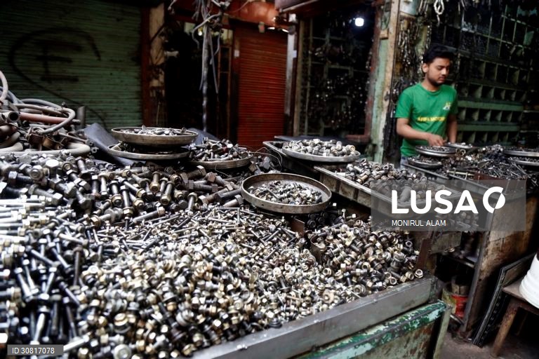 Mercado de peças para automóveis em segunda mão de Dholaikhal reabre em Daca