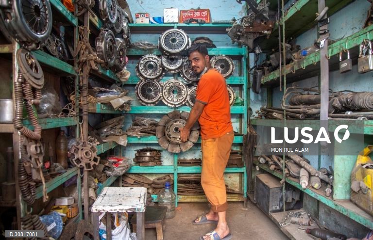 Mercado de peças para automóveis em segunda mão de Dholaikhal reabre em Daca
