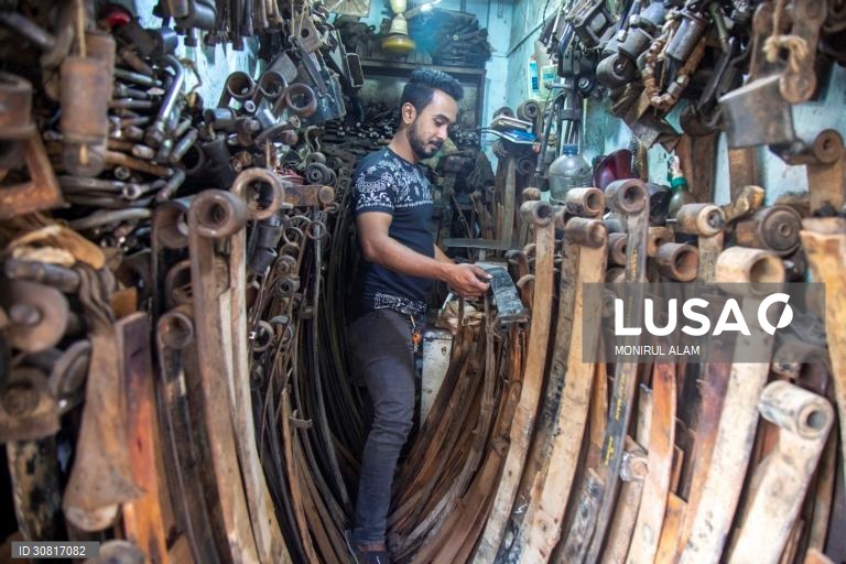 Mercado de peças para automóveis em segunda mão de Dholaikhal reabre em Daca