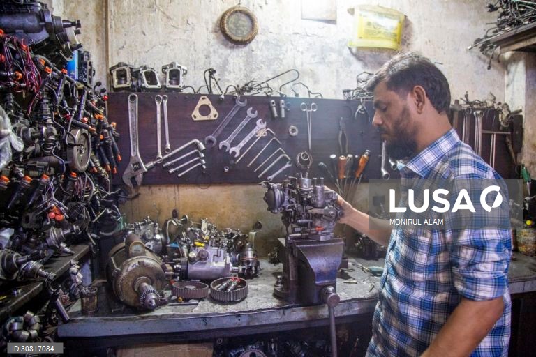 Mercado de peças para automóveis em segunda mão de Dholaikhal reabre em Daca