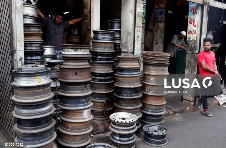 Mercado de peças para automóveis em segunda mão de Dholaikhal reabre em Daca