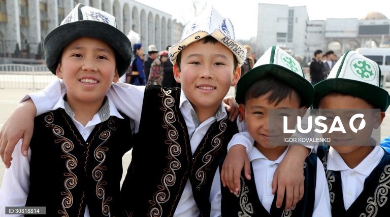 Celebração do Dia Kalpak Branco no centro de Bishkek no Quirguistão
