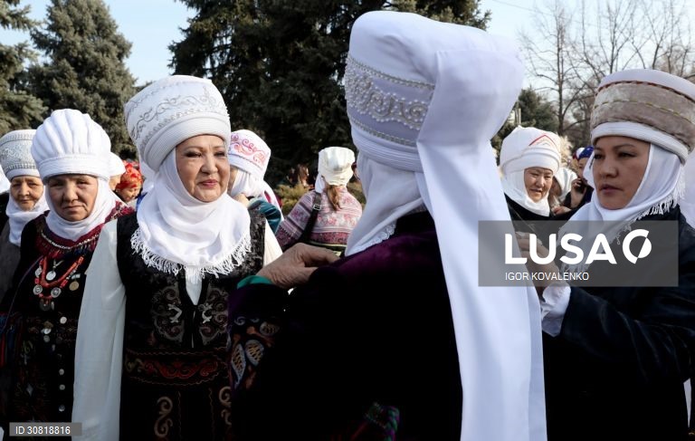 Celebração do Dia Kalpak Branco no centro de Bishkek no Quirguistão