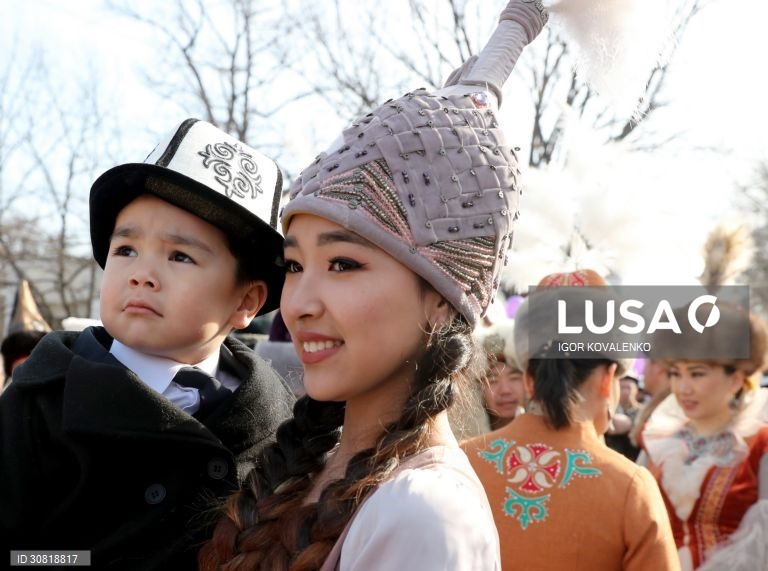 Celebração do Dia Kalpak Branco no centro de Bishkek no Quirguistão