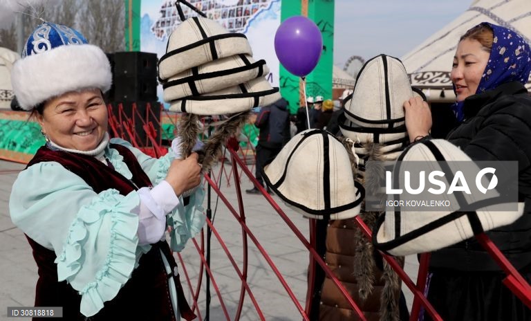 Celebração do Dia Kalpak Branco no centro de Bishkek no Quirguistão