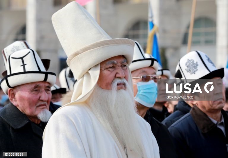 Celebração do Dia Kalpak Branco no centro de Bishkek no Quirguistão
