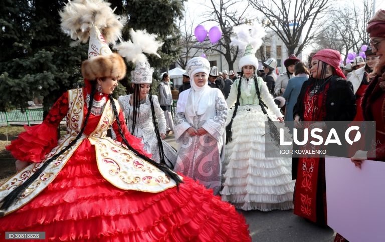Celebração do Dia Kalpak Branco no centro de Bishkek no Quirguistão