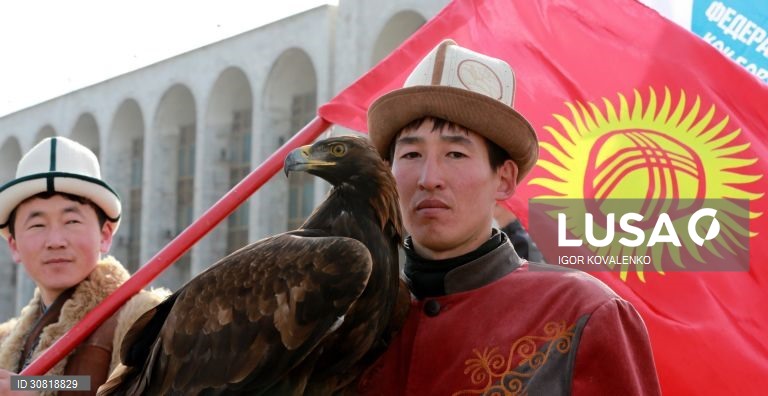 Celebração do Dia Kalpak Branco no centro de Bishkek no Quirguistão