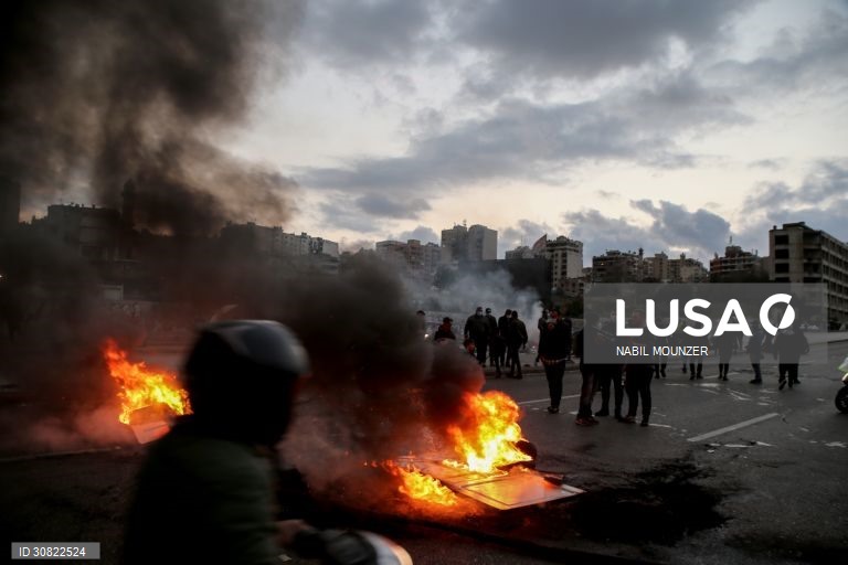 Protesto contra cortes de energia e custo de vida no Líbano