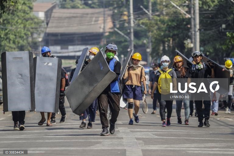 Protestos contra o golpe de estado em várias cidades de Myanmar