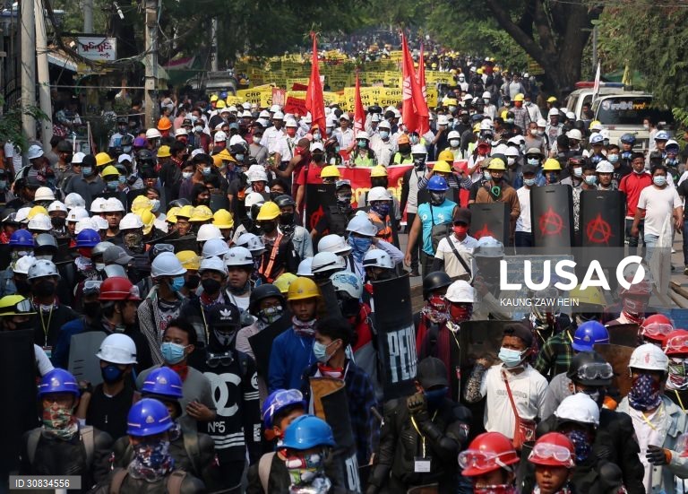 Protestos contra o golpe de estado em várias cidades de Myanmar