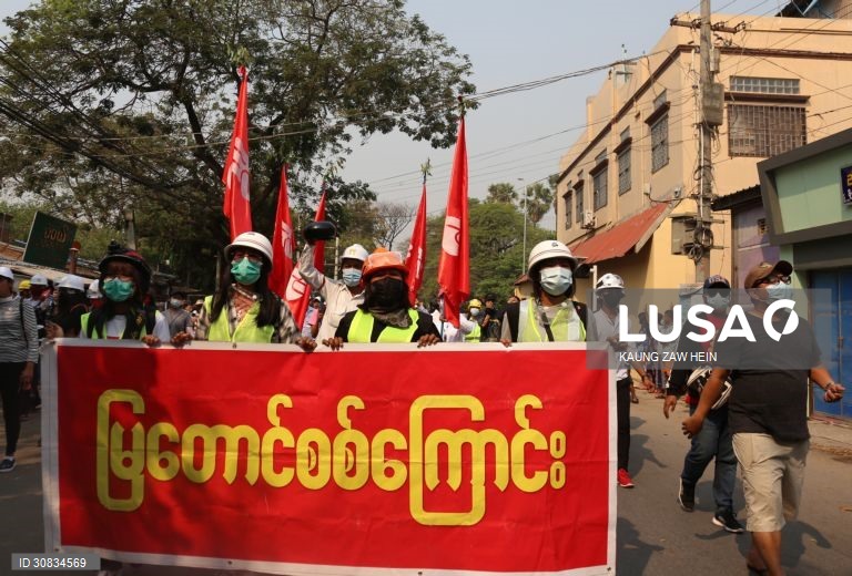 Protestos contra o golpe de estado em várias cidades de Myanmar