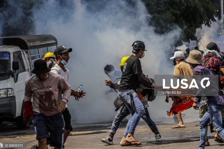 Protestos contra o golpe de estado em várias cidades de Myanmar