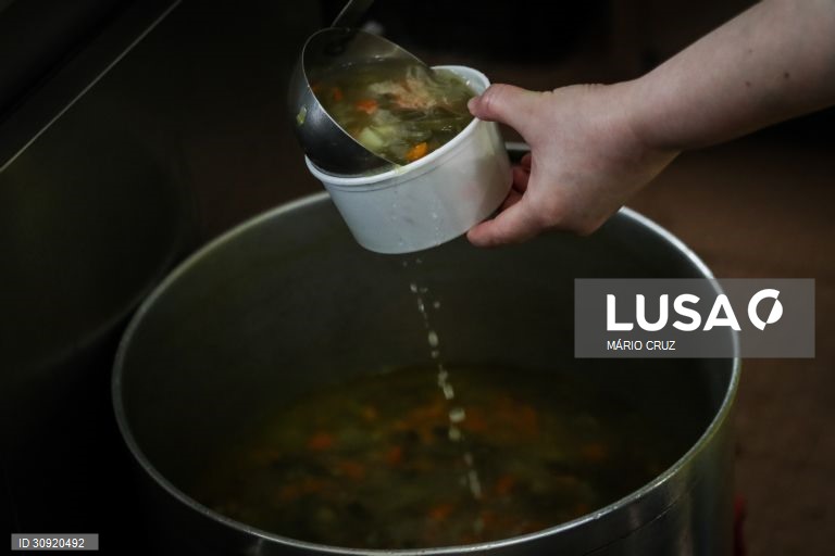 Uma voluntária confeciona refeições para pessoas e familias carenciadas na cantina social da associação "O Companheiro", em Lisboa, 15 de março de 2021. (ACOMPANHA TEXTO DO DIA DE 27/03/2021) MÁRIO CRUZ/LUSA