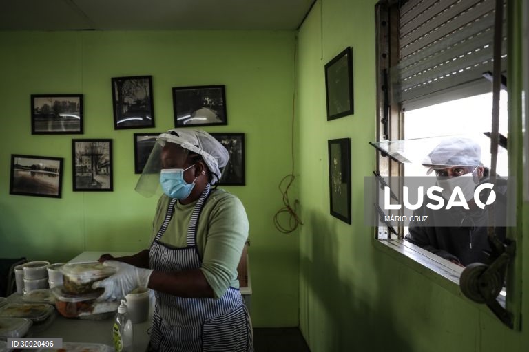 Jorge recolhe uma refeição na cantina social para pessoas e familias carenciadas, da associação "O Companheiro", em Lisboa, 15 de março de 2021. (ACOMPANHA TEXTO DO DIA DE 27/03/2021) MÁRIO CRUZ/LUSA