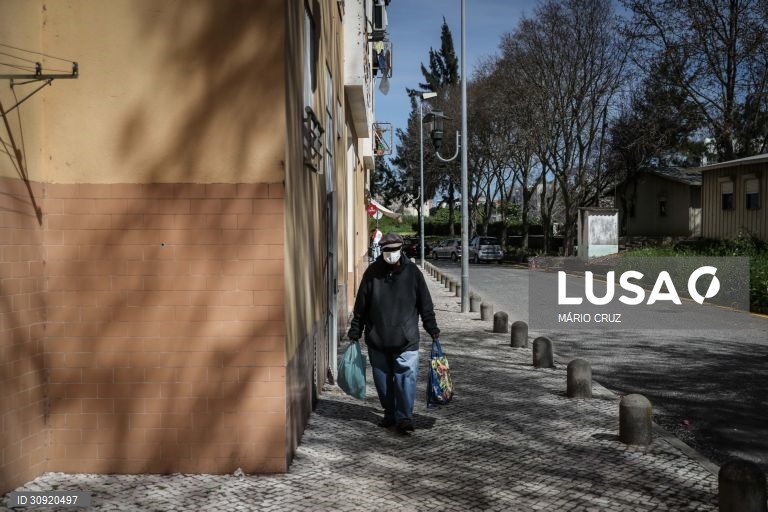 Jorge depois de recolher uma refeição na cantina social para pessoas e familias carenciadas, da associação "O Companheiro", em Lisboa, 15 de março de 2021. (ACOMPANHA TEXTO DO DIA DE 27/03/2021) MÁRIO CRUZ/LUSA