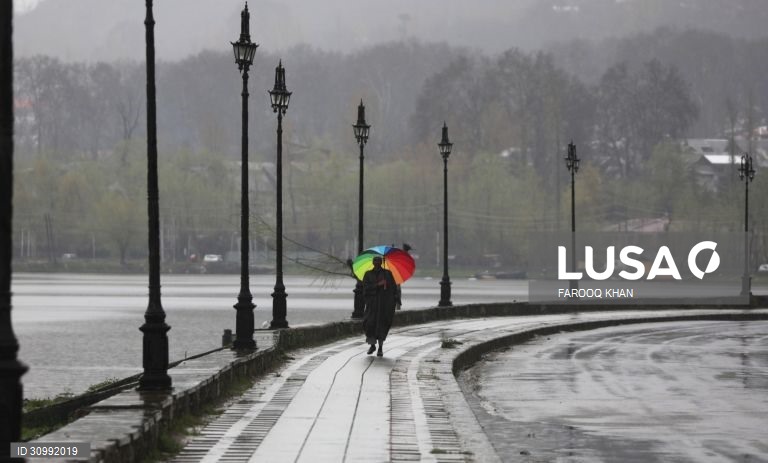 Dia de chuva em Srinagar, Índia