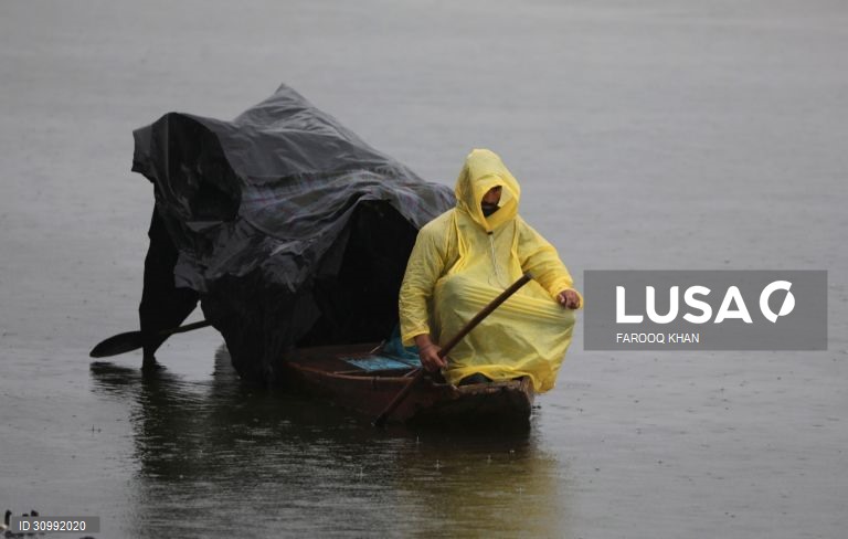 Dia de chuva em Srinagar, Índia