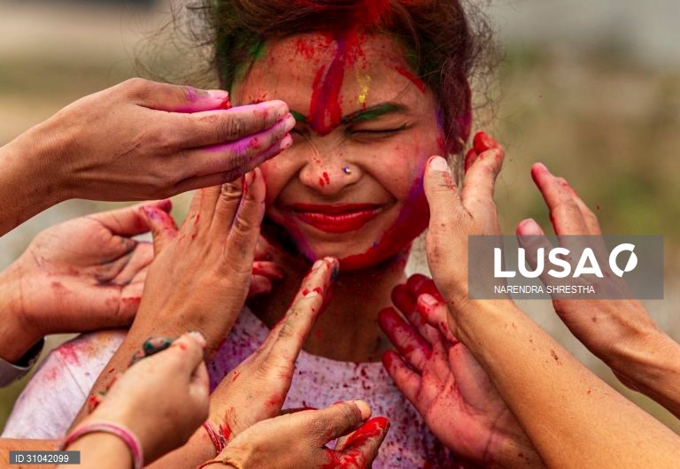 Celebração do Holi ou Festival das Cores no Nepal.