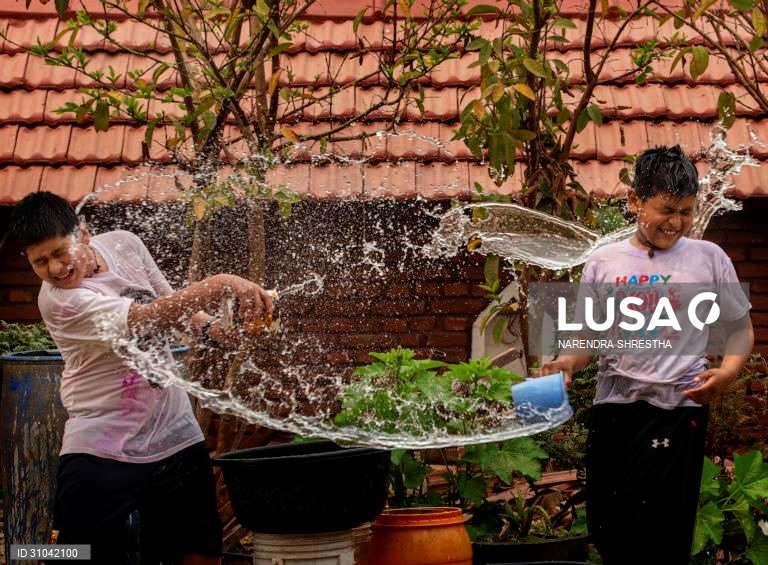 Celebração do Holi ou Festival das Cores no Nepal.
