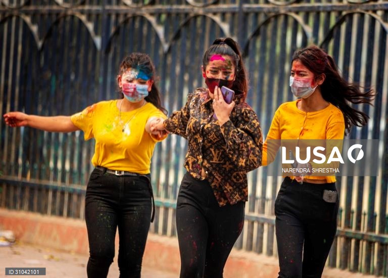 Celebração do Holi ou Festival das Cores no Nepal.