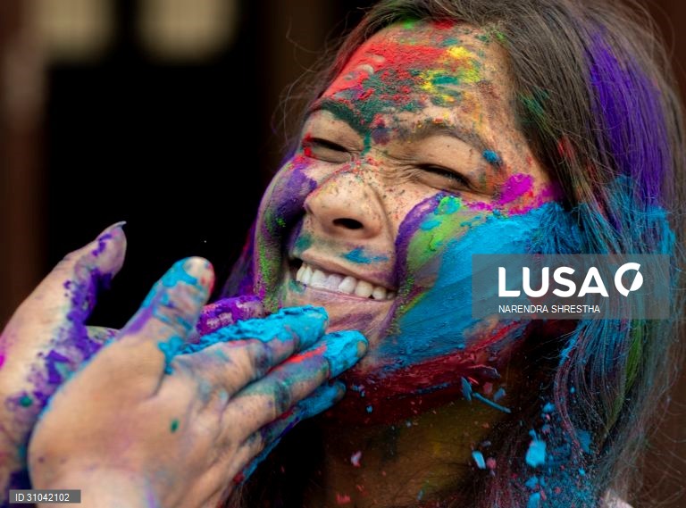 Celebração do Holi ou Festival das Cores no Nepal.