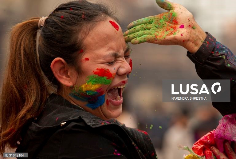 Celebração do Holi ou Festival das Cores no Nepal.