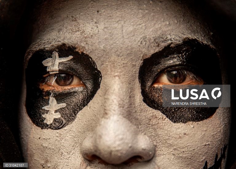 Celebração do Holi ou Festival das Cores no Nepal.