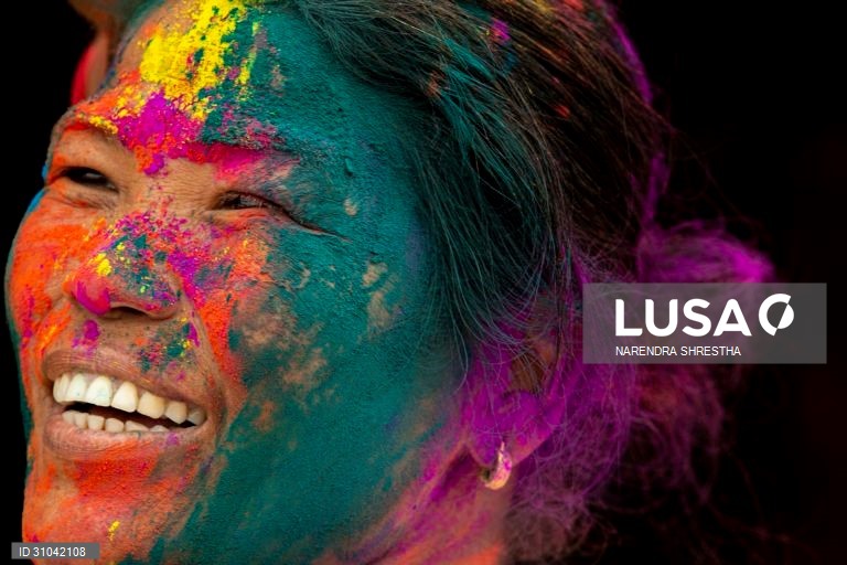 Celebração do Holi ou Festival das Cores no Nepal.