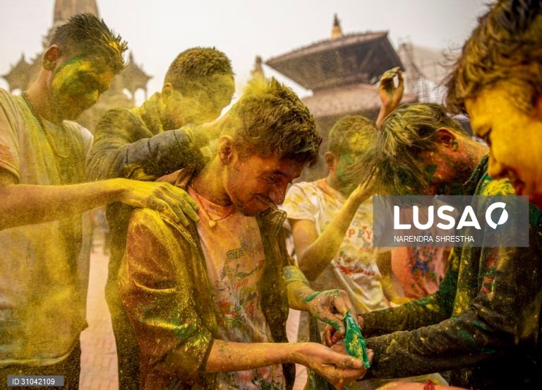Celebração do Holi ou Festival das Cores no Nepal.