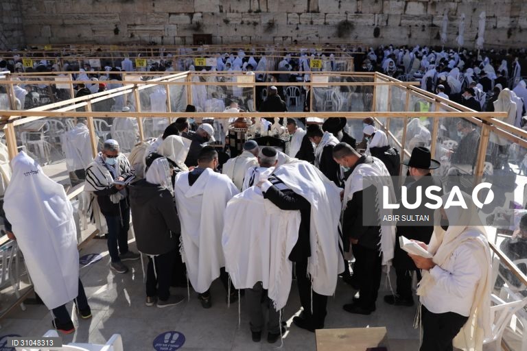 Bênção sacerdotal e oração na Muralha Ocidental durante a Páscoa