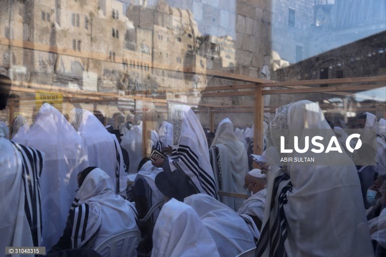 Bênção sacerdotal e oração na Muralha Ocidental durante a Páscoa