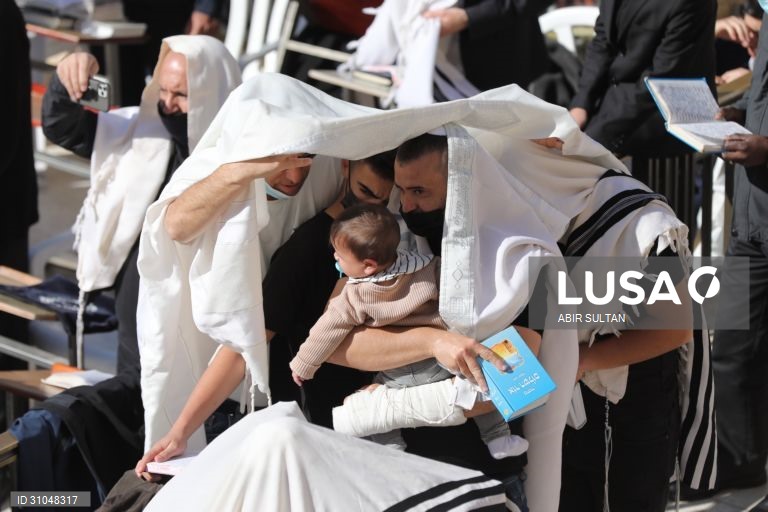 Bênção sacerdotal e oração na Muralha Ocidental durante a Páscoa