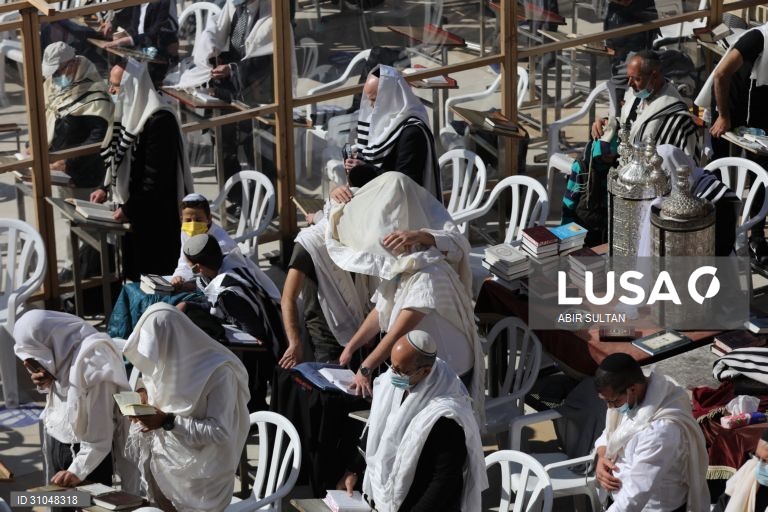 Bênção sacerdotal e oração na Muralha Ocidental durante a Páscoa