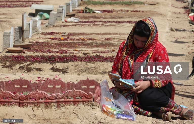 Paquistão: Muçulmanos homenageiam os mortos