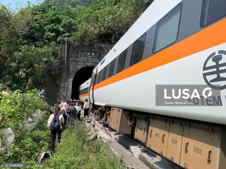 Comboio descarrila em Taiwan