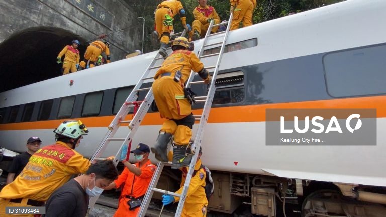 Comboio descarrila em Taiwan