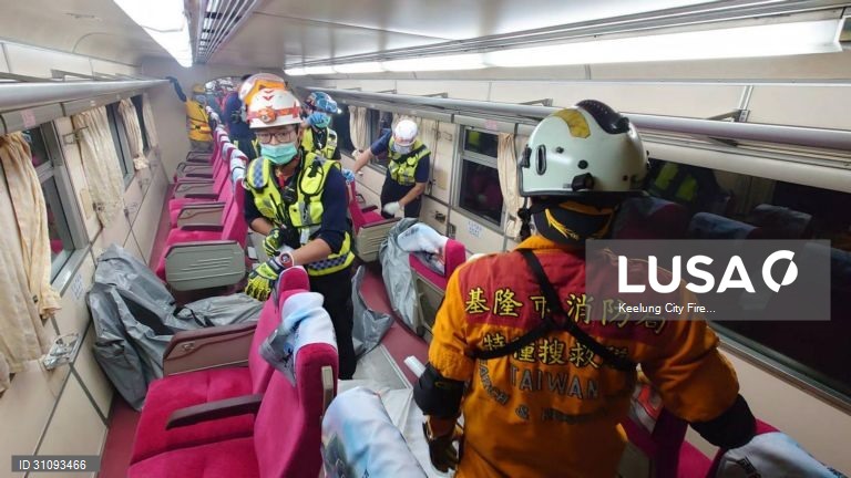 Comboio descarrila em Taiwan