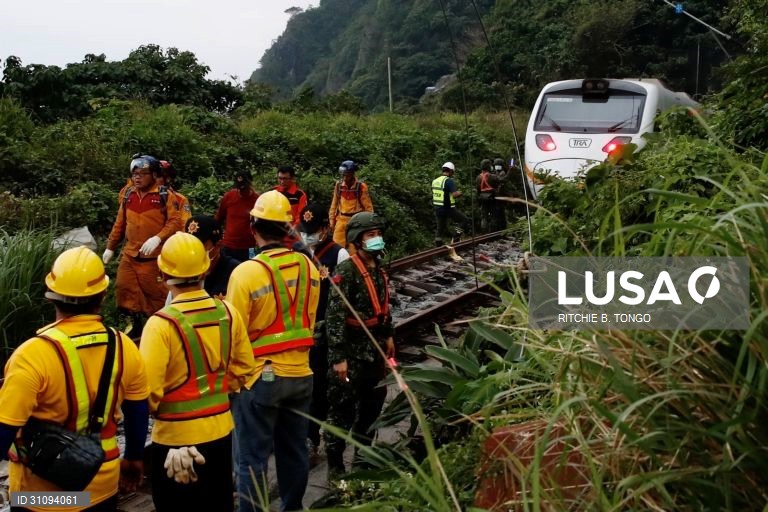 Comboio descarrila em Taiwan